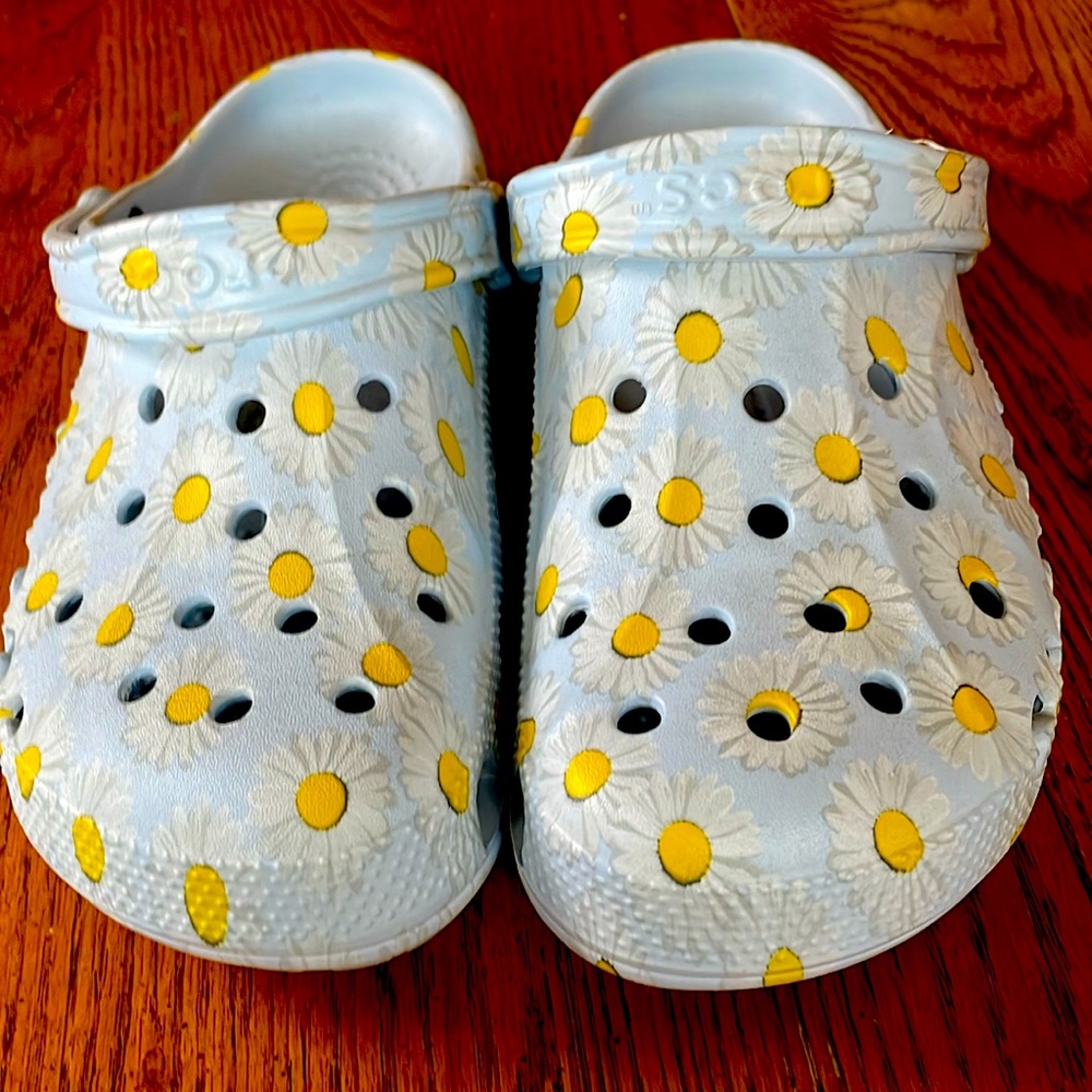 Crocs - light blue daisy print in yellow/white
